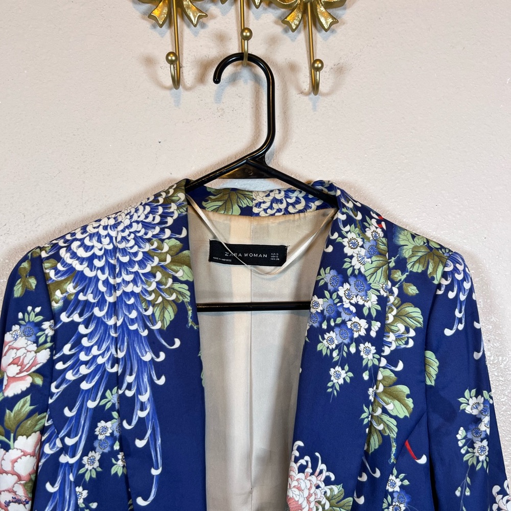 Zara Women Blue Floral Satin Blazer. Size S - Picture 3 of 6